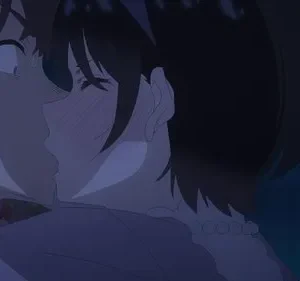 Anime: Homem surpreso e mulher corada se beijam em close-up. O fundo escuro e azulado sugere um momento íntimo.