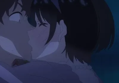 Anime: Homem surpreso e mulher corada se beijam em close-up. O fundo escuro e azulado sugere um momento íntimo.