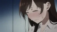 Garota de anime de cabelos castanhos chora com os olhos fechados, lágrimas e sujeira no rosto, bochechas vermelhas. Ela veste camisa branca, parecendo angustiada.