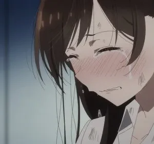 Garota de anime de cabelos castanhos chora com os olhos fechados, lágrimas e sujeira no rosto, bochechas vermelhas. Ela veste camisa branca, parecendo angustiada.