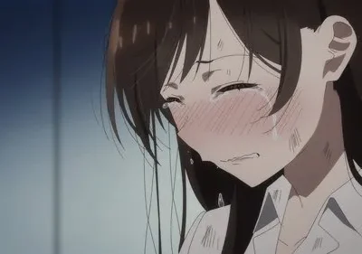 Garota de anime de cabelos castanhos chora com os olhos fechados, lágrimas e sujeira no rosto, bochechas vermelhas. Ela veste camisa branca, parecendo angustiada.