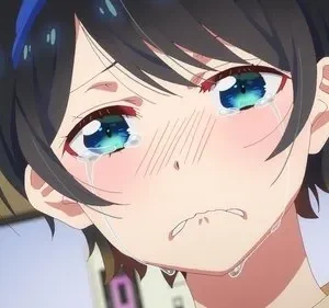 Close-up de garota anime com cabelo escuro. Olhos azuis marejados, bochechas rosadas e boca contorcida de angústia e lágrimas.