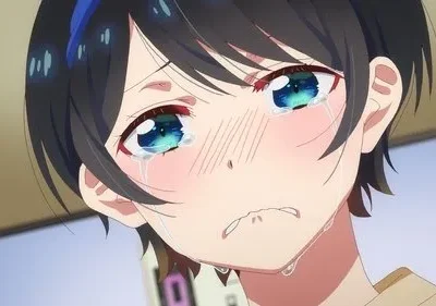 Close-up de garota anime com cabelo escuro. Olhos azuis marejados, bochechas rosadas e boca contorcida de angústia e lágrimas.