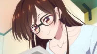 Mulher anime de cabelo castanho e óculos, com bochechas coradas, sorri suavemente enquanto lê. Clima gentil e íntimo.