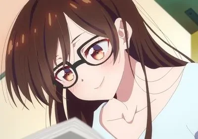 Mulher anime de cabelo castanho e óculos, com bochechas coradas, sorri suavemente enquanto lê. Clima gentil e íntimo.