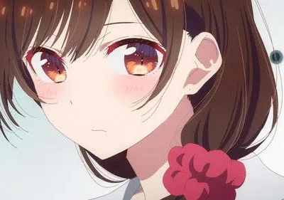 Close-up de personagem anime feminina com cabelo castanho, olhos grandes e brilhantes. Bochechas coradas, flor vermelha na roupa. Expressão pensativa.