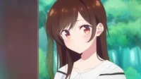 Garota anime de cabelo castanho e olhos grandes, bochechas coradas, olha timidamente. Fundo verde e azul borrado. Clima gentil e pensativo.
