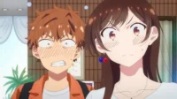 Pôster de anime. Um rapaz em pânico e uma moça irritada, ambos corados, em close-up. Clima cômico de embaraço.