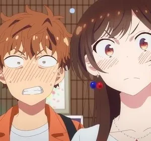 Pôster de anime. Um rapaz em pânico e uma moça irritada, ambos corados, em close-up. Clima cômico de embaraço.