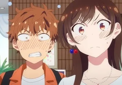 Pôster de anime. Um rapaz em pânico e uma moça irritada, ambos corados, em close-up. Clima cômico de embaraço.