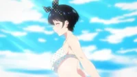 Anime girl de perfil sorri, vestindo biquíni e laço de bolinhas coloridas, sob um céu azul ensolarado.