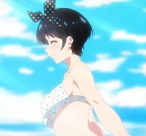 Anime girl de perfil sorri, vestindo biquíni e laço de bolinhas coloridas, sob um céu azul ensolarado.