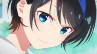 Garota de anime de cabelo preto curto com mecha azul, olhos azuis brilhantes e sorriso gentil. Fundo azul-claro suave.