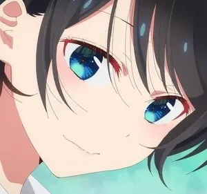 Garota de anime de cabelo preto curto com mecha azul, olhos azuis brilhantes e sorriso gentil. Fundo azul-claro suave.