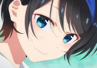 Garota de anime de cabelo preto curto com mecha azul, olhos azuis brilhantes e sorriso gentil. Fundo azul-claro suave.
