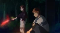 Mulher anime sorri, segurando sparkler vermelho, em floresta noturna. Homem agachado ao lado parece melancólico. Clima de verão agridoce.
