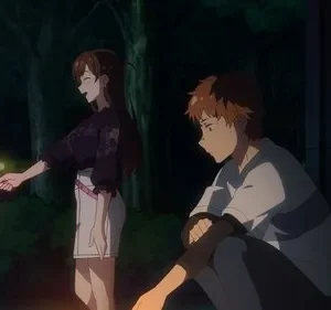 Mulher anime sorri, segurando sparkler vermelho, em floresta noturna. Homem agachado ao lado parece melancólico. Clima de verão agridoce.