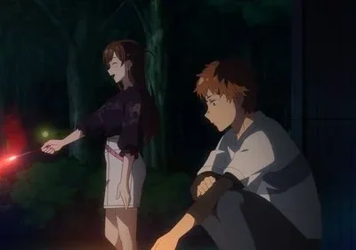 Mulher anime sorri, segurando sparkler vermelho, em floresta noturna. Homem agachado ao lado parece melancólico. Clima de verão agridoce.