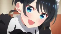 Anime girl de cabelo escuro, olhos azuis brilhantes, sorrindo e corando em uniforme de empregada. Clima alegre e doce.