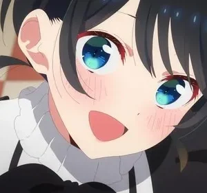 Anime girl de cabelo escuro, olhos azuis brilhantes, sorrindo e corando em uniforme de empregada. Clima alegre e doce.