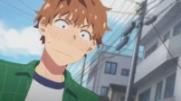 Jovem de anime com cabelo castanho e camisa verde xadrez, expressão de choque, vergonha, bochechas coradas e suor. Fundo urbano.