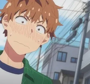 Jovem de anime com cabelo castanho e camisa verde xadrez, expressão de choque, vergonha, bochechas coradas e suor. Fundo urbano.