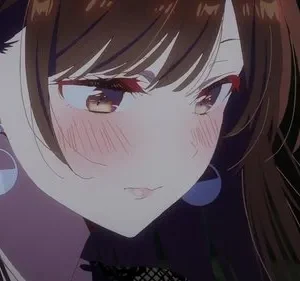 Garota anime com cabelos castanhos, olhos dourados e bochechas coradas, expressando timidez. Usa brincos, em cenário noturno.