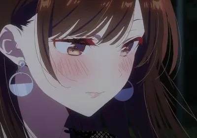 Garota anime com cabelos castanhos, olhos dourados e bochechas coradas, expressando timidez. Usa brincos, em cenário noturno.