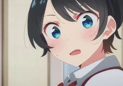 Garota anime de cabelo escuro, olhos azuis vibrantes e bochechas coradas, com uma expressão tímida ou surpresa, em ambiente claro.