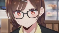 Garota anime de óculos com cabelo castanho e olhos avermelhados. Bochechas coradas e expressão séria, em loja de doces.
