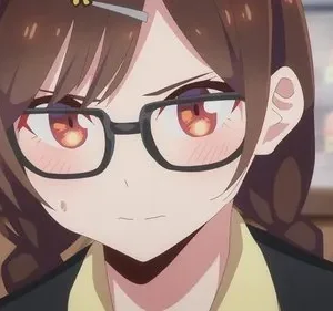 Garota anime de óculos com cabelo castanho e olhos avermelhados. Bochechas coradas e expressão séria, em loja de doces.