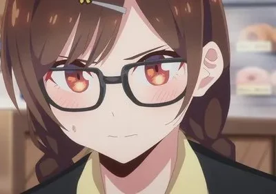 Garota anime de óculos com cabelo castanho e olhos avermelhados. Bochechas coradas e expressão séria, em loja de doces.