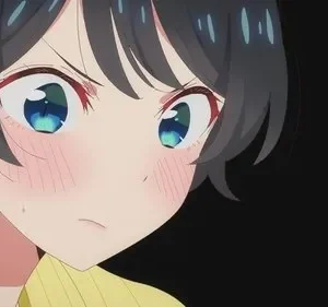 Close-up de garota anime de cabelo escuro, olhos azuis brilhantes. Bochechas coradas e gota de suor revelam frustração e timidez em fundo escuro.