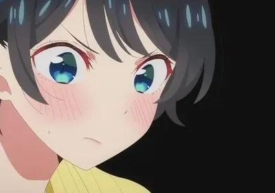 Close-up de garota anime de cabelo escuro, olhos azuis brilhantes. Bochechas coradas e gota de suor revelam frustração e timidez em fundo escuro.