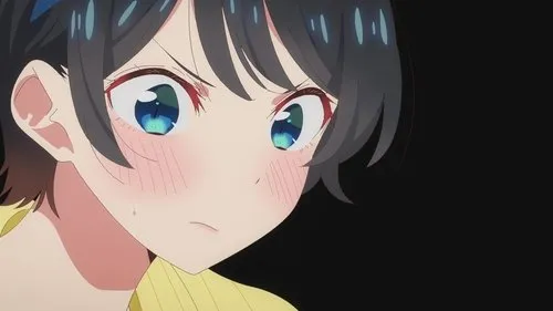 Rent-a-Girlfriend – T01E42:Viagem de Família e Namorada 1 Close-up de garota anime de cabelo escuro,olhos azuis brilhantes. Bochechas coradas e gota de suor revelam frustração e timidez em fundo escuro.