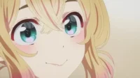 Garota anime loira de olhos grandes e brilhantes verde-azulados sorri timidamente, com bochechas rosadas. Foco no rosto, fundo suave.