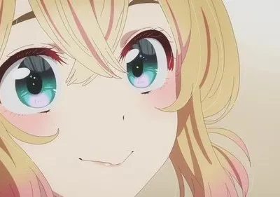 Garota anime loira de olhos grandes e brilhantes verde-azulados sorri timidamente, com bochechas rosadas. Foco no rosto, fundo suave.