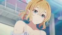 Jovem anime loira com olhos azuis, cabelo e pele molhados, vestindo um top branco de alças. Fundo claro. Expressão séria.