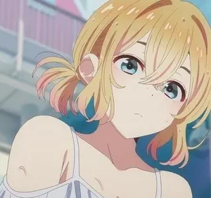 Jovem anime loira com olhos azuis, cabelo e pele molhados, vestindo um top branco de alças. Fundo claro. Expressão séria.