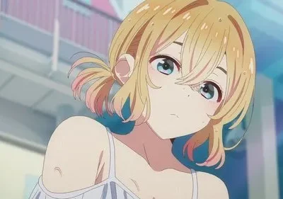 Jovem anime loira com olhos azuis, cabelo e pele molhados, vestindo um top branco de alças. Fundo claro. Expressão séria.