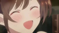 Close-up de personagem de anime feminina rindo intensamente, olhos fechados, bochechas coradas e suor. Fundo escuro. Clima alegre e envergonhado.