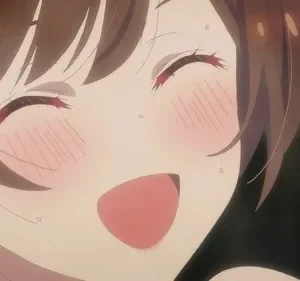 Close-up de personagem de anime feminina rindo intensamente, olhos fechados, bochechas coradas e suor. Fundo escuro. Clima alegre e envergonhado.