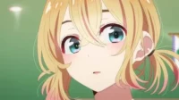 Jovem anime loira com chiquinhas e olhos azuis-esverdeados, bochechas rosadas e boca entreaberta, sobre fundo verde.