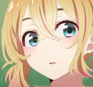Jovem anime loira com chiquinhas e olhos azuis-esverdeados, bochechas rosadas e boca entreaberta, sobre fundo verde.
