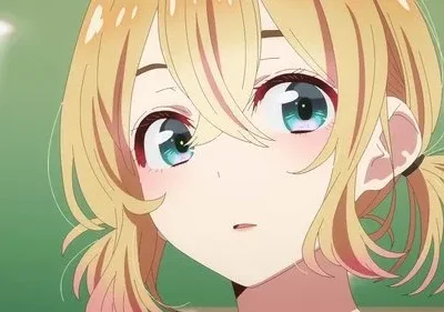 Jovem anime loira com chiquinhas e olhos azuis-esverdeados, bochechas rosadas e boca entreaberta, sobre fundo verde.