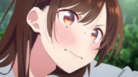 Close-up de personagem de anime feminina com bochechas coradas, testa franzida e boca apertada, expressando embaraço ou surpresa. Fundo verde borrado.