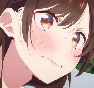 Close-up de personagem de anime feminina com bochechas coradas, testa franzida e boca apertada, expressando embaraço ou surpresa. Fundo verde borrado.