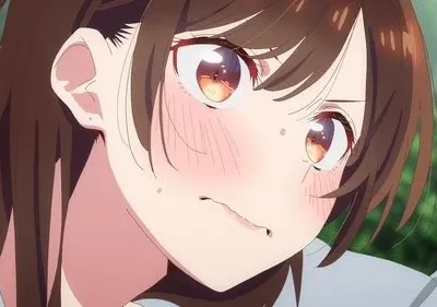 Close-up de personagem de anime feminina com bochechas coradas, testa franzida e boca apertada, expressando embaraço ou surpresa. Fundo verde borrado.