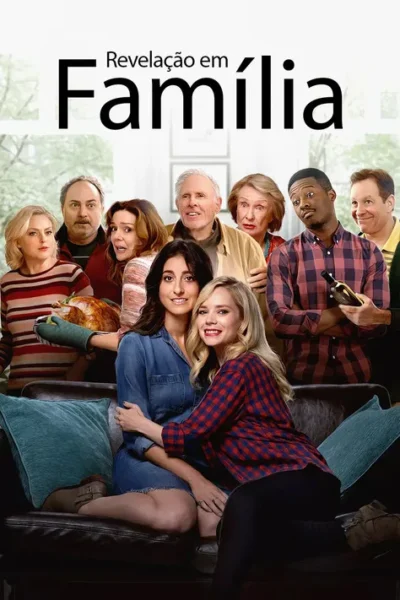 Grande grupo de pessoas diversas, em uma casa, com expressões chocadas e surpresas. Duas mulheres sorriem e se abraçam em primeiro plano. Clima de comédia.