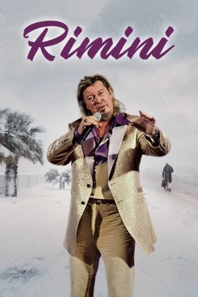 Homem de terno dourado cantando em paisagem nevada com palmeiras. Chuva fina e figura distante; clima surreal e melancólico.